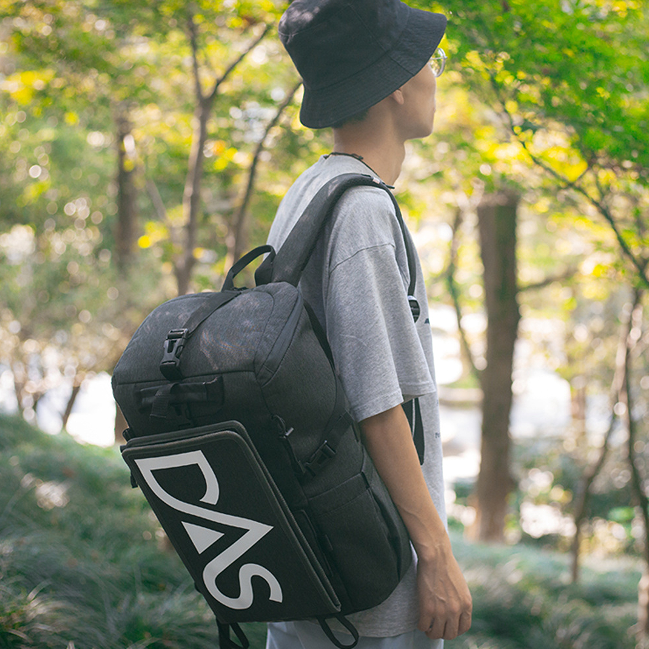 Solar power generation mountaineering backpack. 18L,20W,5V/3A,9V/2A, QC2.0/QC3.0 fast charging, 5000 mAh energy storage, YKK zipper, high-end waterproof, 210D polyester